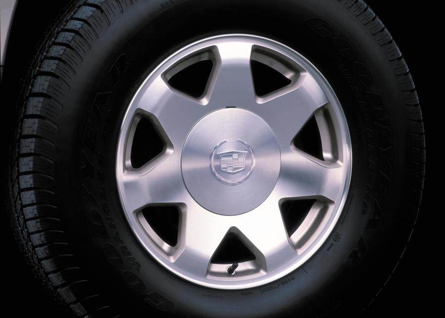  Cadillac Escalade 2002 года  (фото 26 из 47)